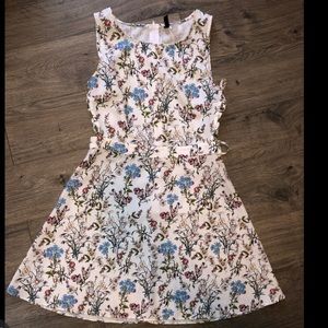 H&M white flowered dress. Size 10. Good condition!
